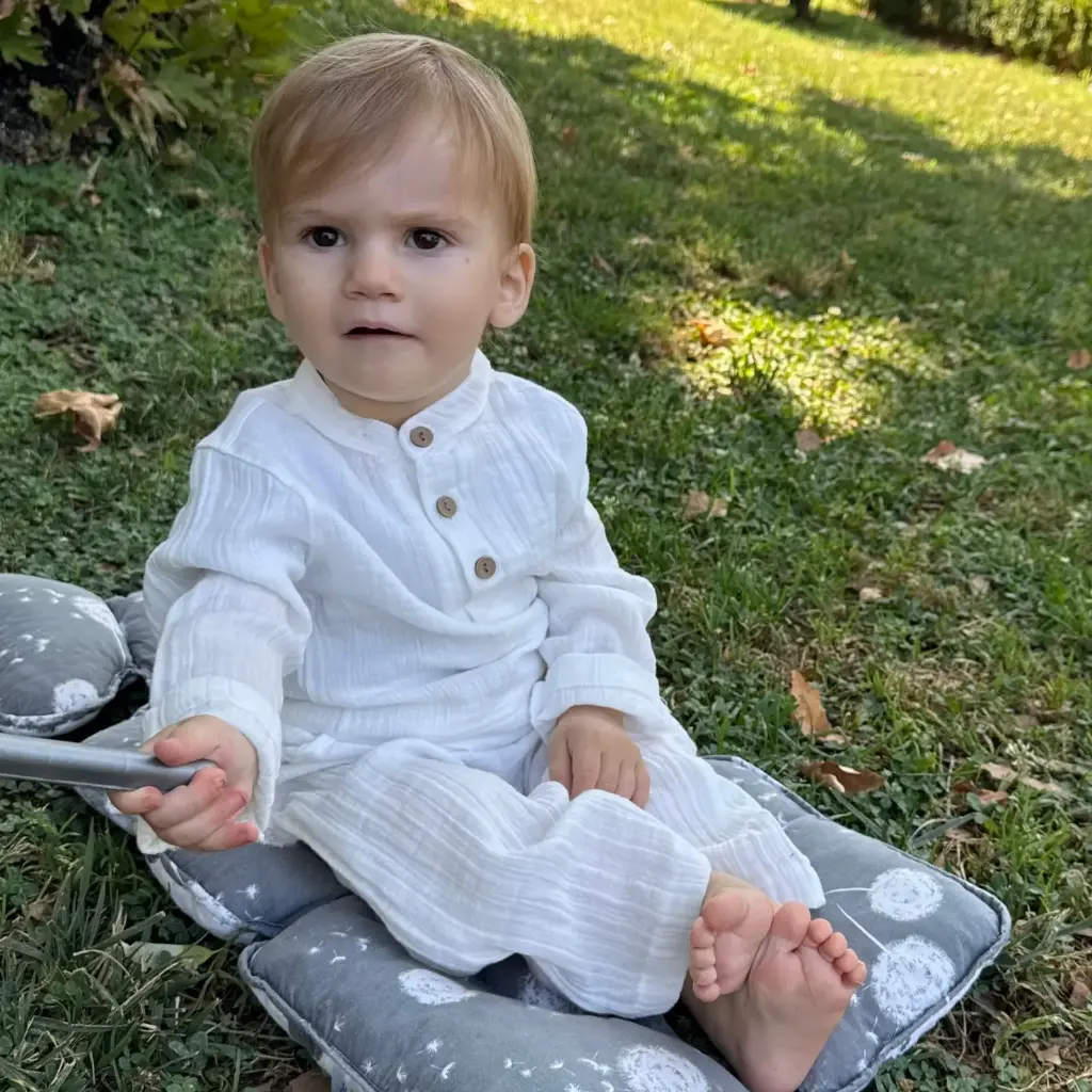 Kostumi lino i bardhe