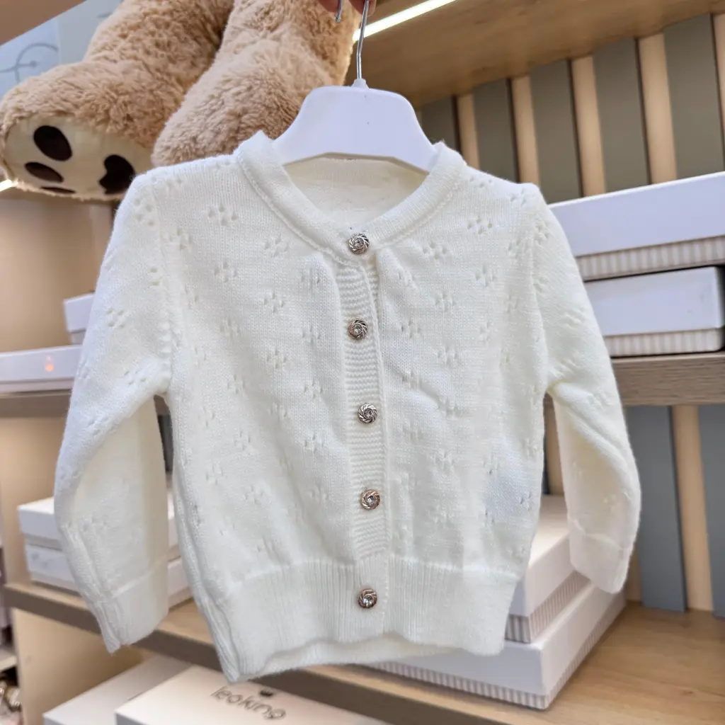 Pulover me kopsa e bardhe