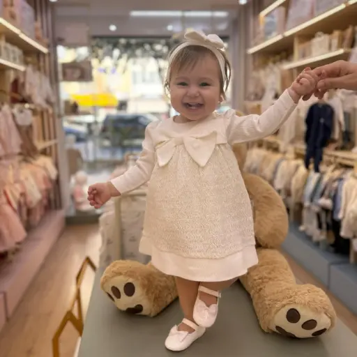 Fustani e bardhe fjongo